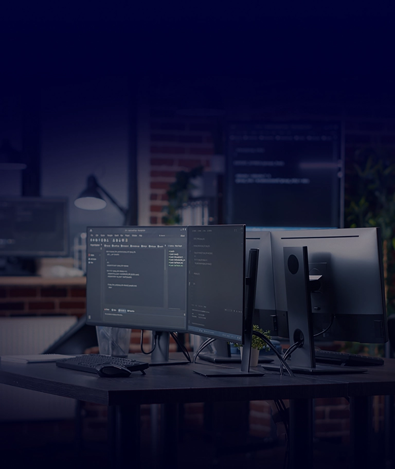 Duas pessoas em um ambiente de escritório olhando para um laptop, usando crachás de identificação. A sala tem uma atmosfera moderna e tecnológica com telas e paredes de vidro.